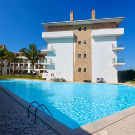 Pebble - 1 Bedroom Apartment Sleeps 5 With Pool & Tennis Court サン・マルティーニョ・ド・ポルト エクステリア 写真