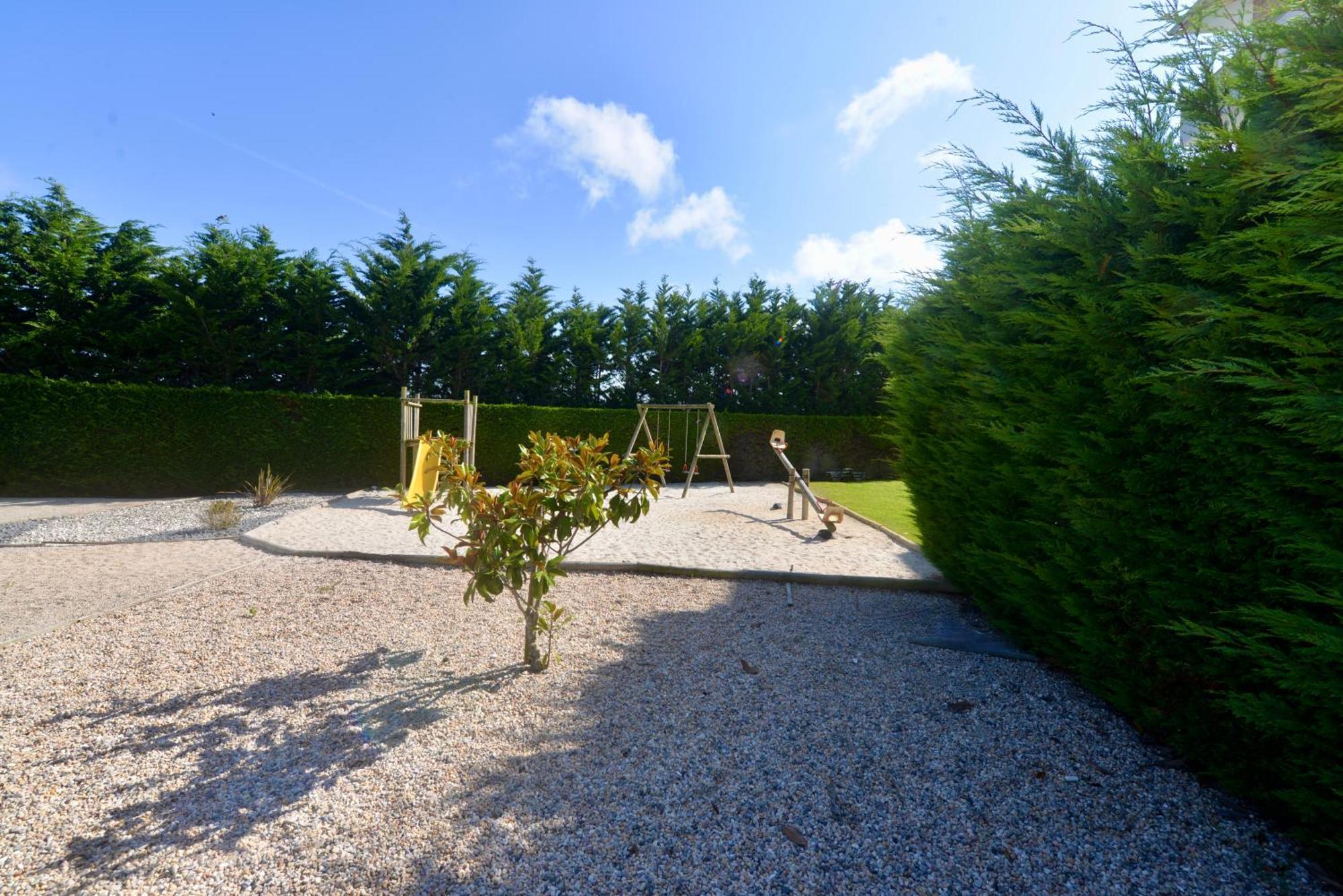 Pebble - 1 Bedroom Apartment Sleeps 5 With Pool & Tennis Court サン・マルティーニョ・ド・ポルト エクステリア 写真