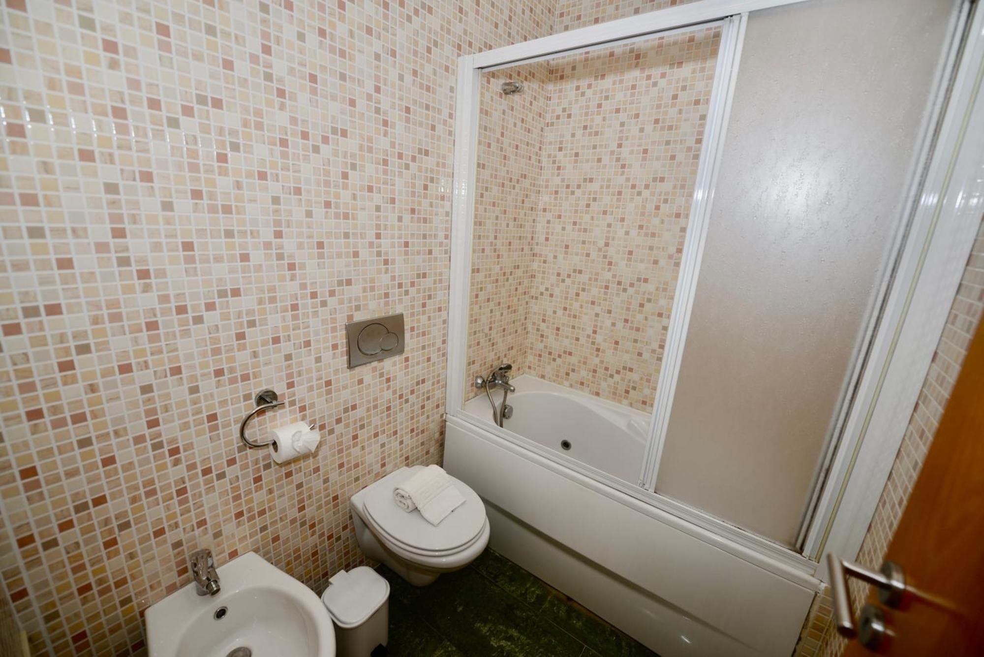 Pebble - 1 Bedroom Apartment Sleeps 5 With Pool & Tennis Court サン・マルティーニョ・ド・ポルト エクステリア 写真