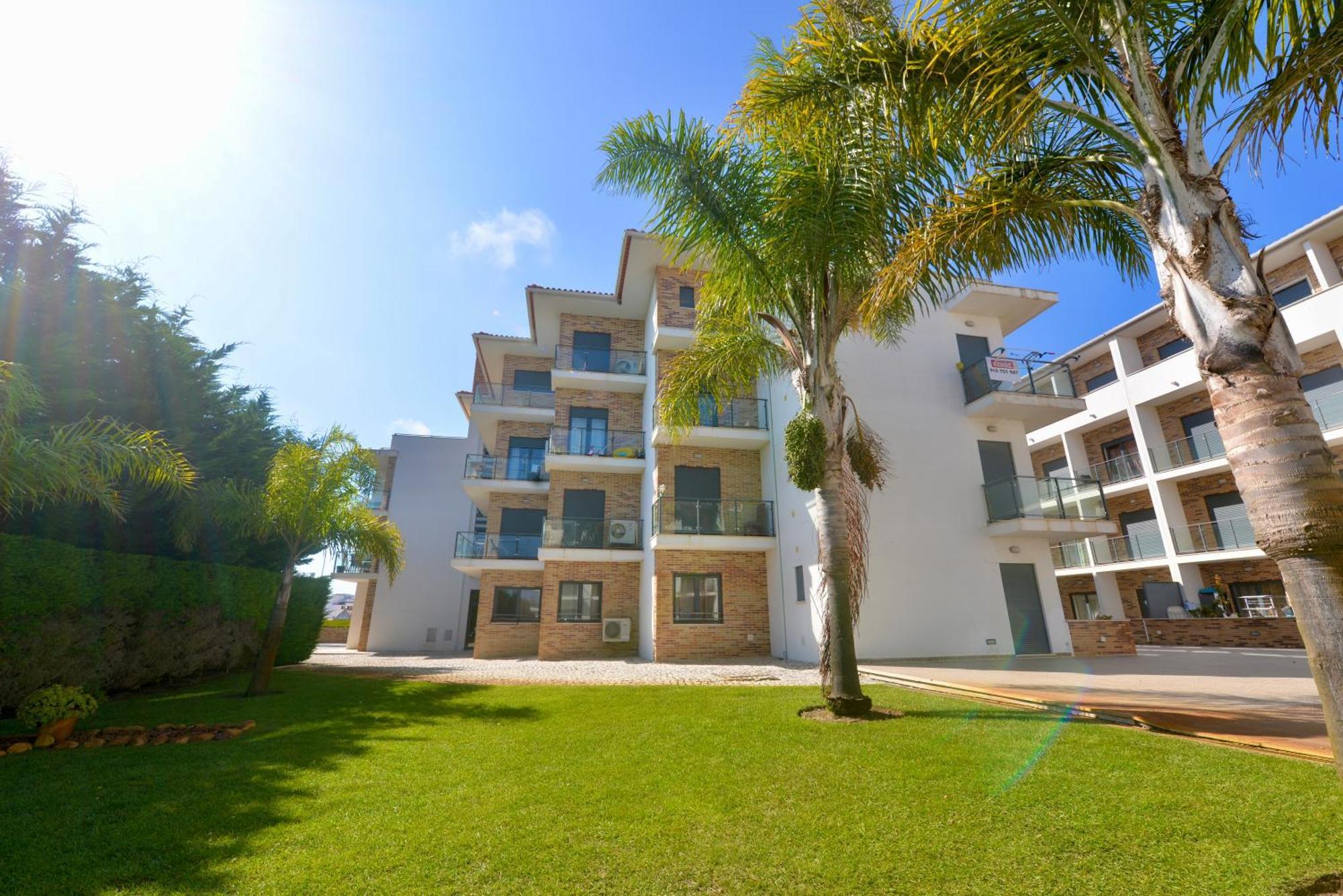 Pebble - 1 Bedroom Apartment Sleeps 5 With Pool & Tennis Court サン・マルティーニョ・ド・ポルト エクステリア 写真