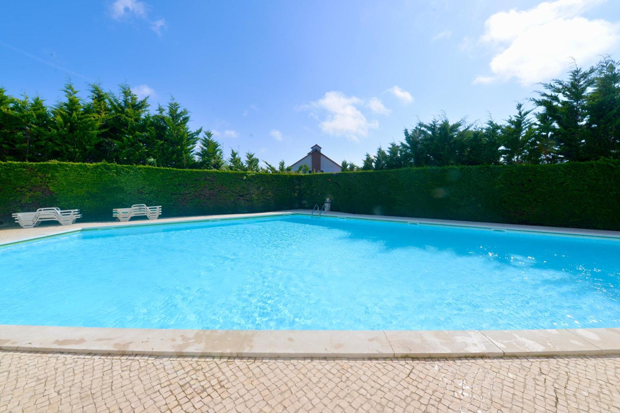 Pebble - 1 Bedroom Apartment Sleeps 5 With Pool & Tennis Court サン・マルティーニョ・ド・ポルト エクステリア 写真