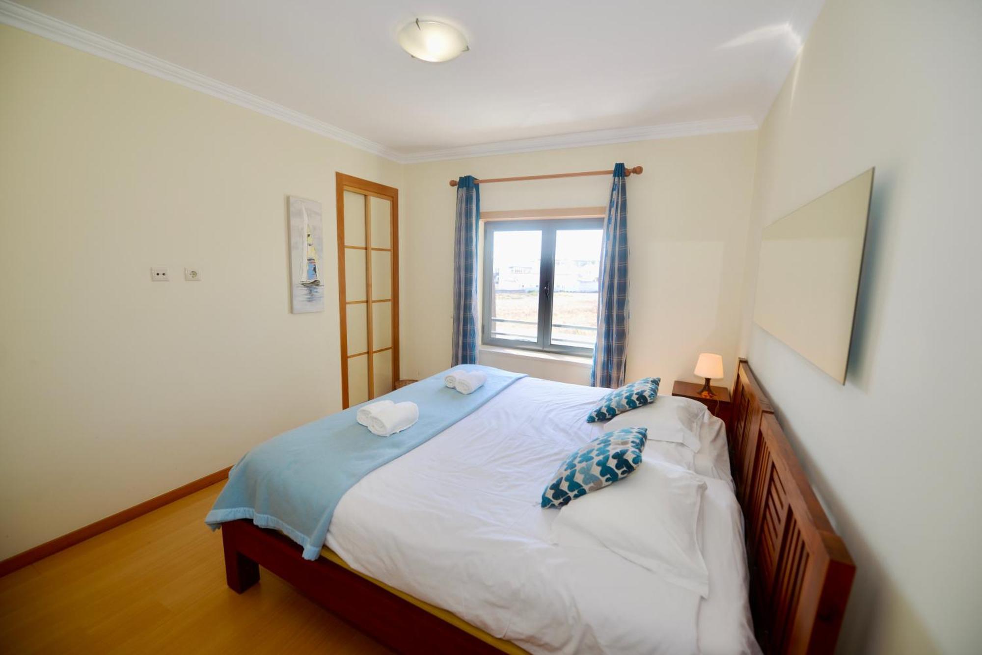 Pebble - 1 Bedroom Apartment Sleeps 5 With Pool & Tennis Court サン・マルティーニョ・ド・ポルト エクステリア 写真
