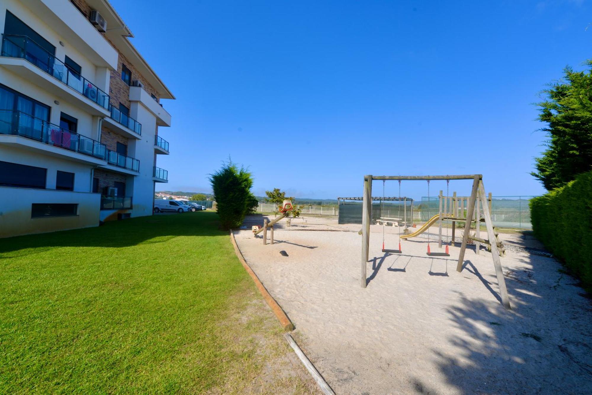 Pebble - 1 Bedroom Apartment Sleeps 5 With Pool & Tennis Court サン・マルティーニョ・ド・ポルト エクステリア 写真