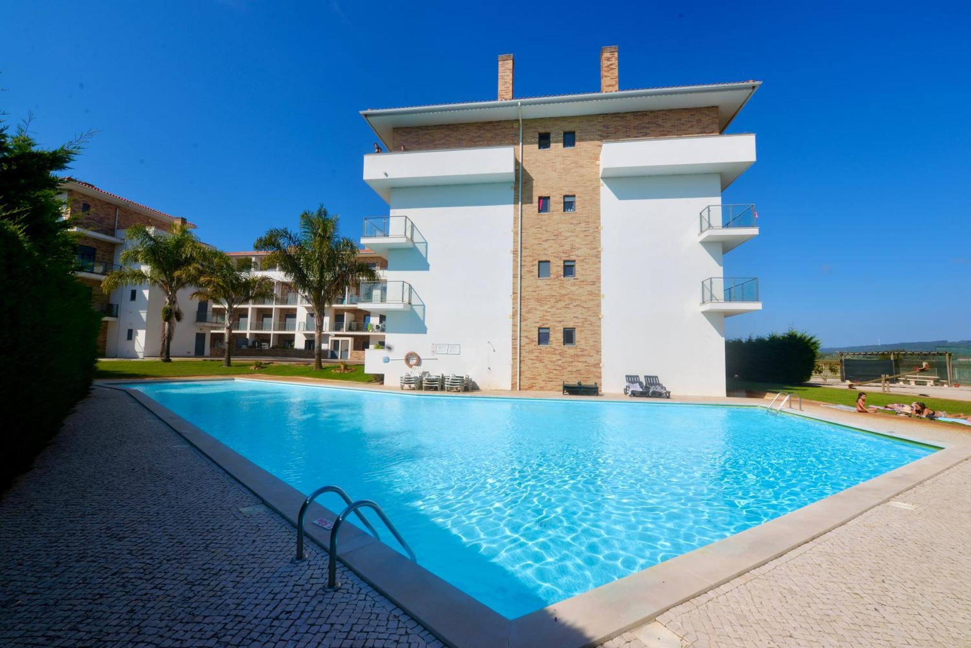 Pebble - 1 Bedroom Apartment Sleeps 5 With Pool & Tennis Court サン・マルティーニョ・ド・ポルト エクステリア 写真